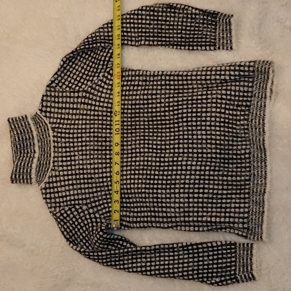 Cyrus fuzzy black and white sweater size small - Picture 3 of 7